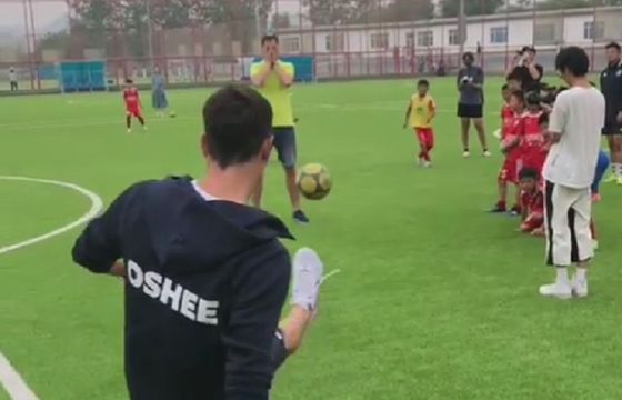 Celny strzał Roberta Lewandowskiego w promocji Oshee w Chinach (wideo)