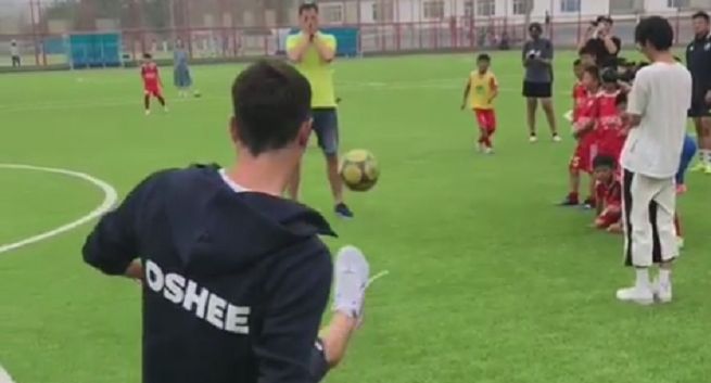 Celny strzał Roberta Lewandowskiego w promocji Oshee w Chinach (wideo)