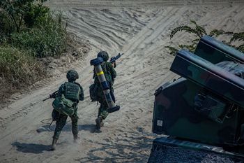 Media: Chiny rozpoczynają manewry wokół Tajwanu