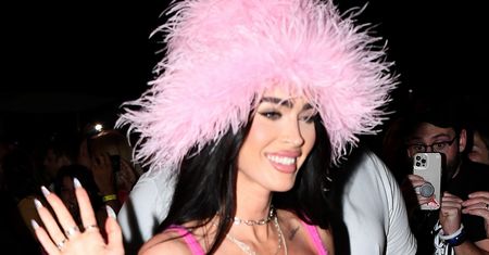 Megan Fox została królową różu. Czapka z piór zrobiła furorę