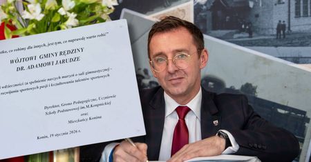Zamówili tablicę na cześć wójta z PSL. "Mieszkańcy się z tego śmieją"
