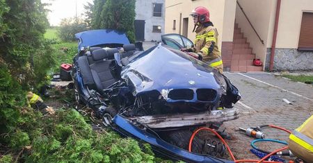 BMW uderzyło w betonowe ogrodzenie. Pasażera z wraku uwalniali strażacy