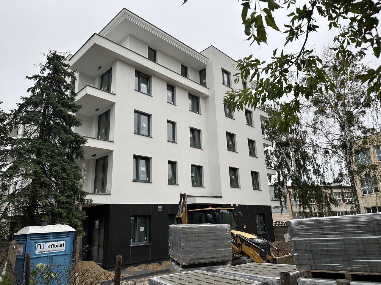 Jeden dom, dwie klasy energetyczne. Nowe przepisy uderzą w kupujących