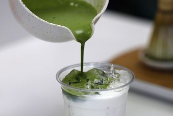 Kultowy napój generacji Z. Restaurator o prawdziwej cenie matchy