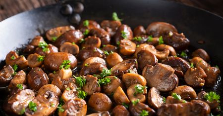 Wrzucam pieczarki na patelnię i zalewam aromatycznym sosem. Goście nie mogą się nachwalić