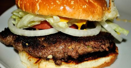 Opiekane burgery z mięsa mielonego z wołowiny (75% mięsa, 25% tłuszczu)