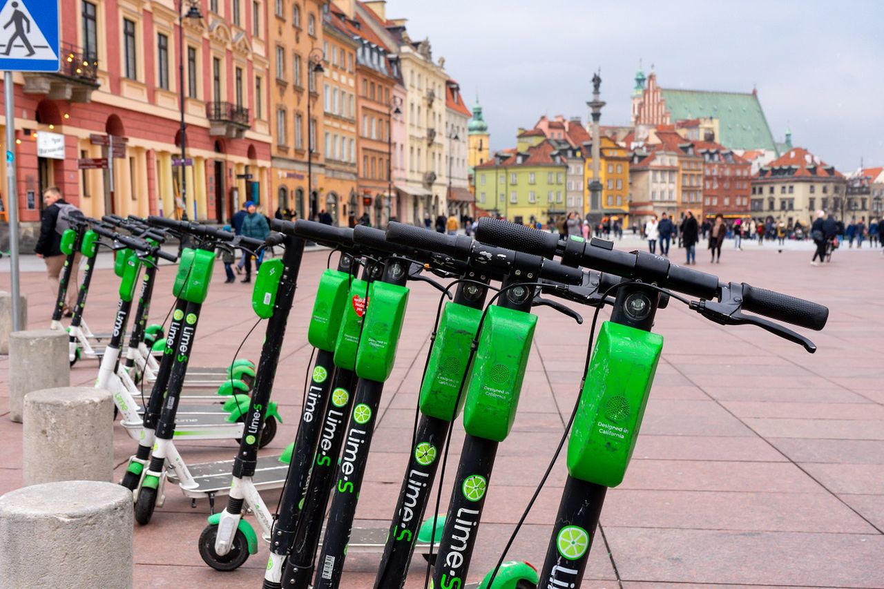 Hulajnogi Lime wracają na ulice Warszawy. Veturilo wciąż z zakazem