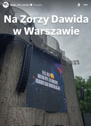 Na zdjęciu: komunikat na banerze podczas koncertu Dawida Podsiadło (fot. Instagram/make_life_harder)