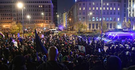 Strajk Kobiet. Rafał Trzaskowski: Gaz łzawiący przeciwko kobietom?