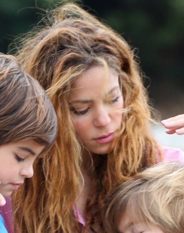 Shakira przyłapana na spacerze z synami