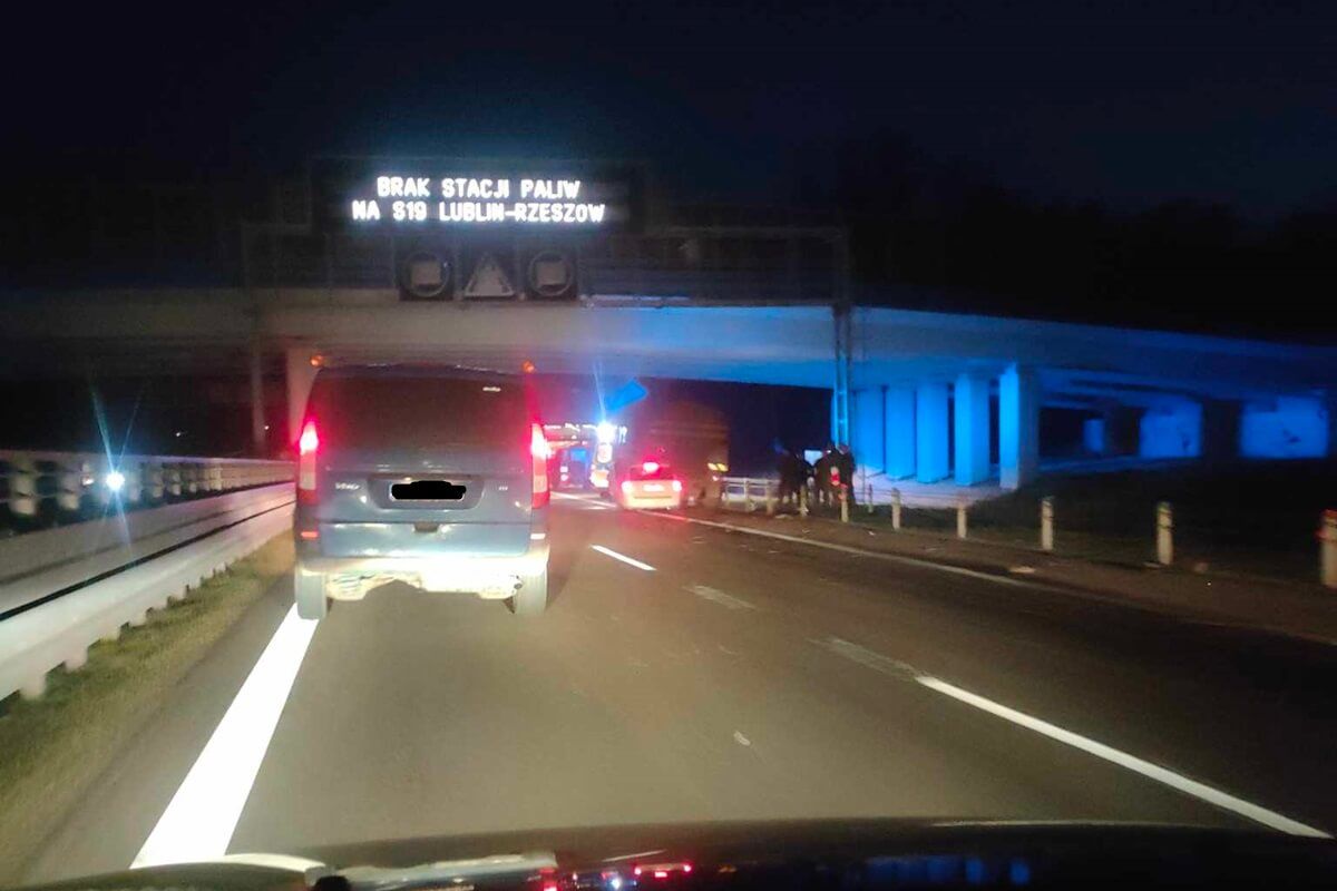 Skoda wbiła się w wojskową ciężarówkę na S19 koło Lublina