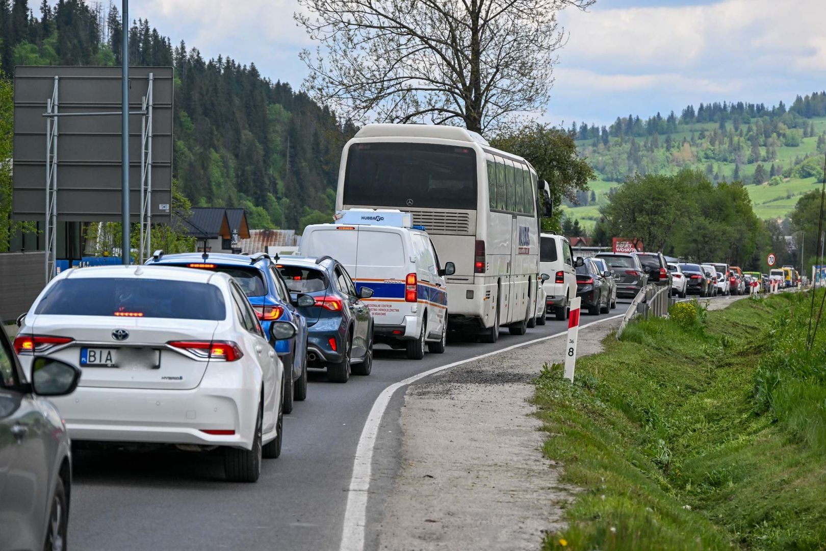 Gigantyczne korki na zakopiance. Koszenie trawy i wyrównywanie poboczy paraliżują ruch w Białym Dunajcu i Zakopanem