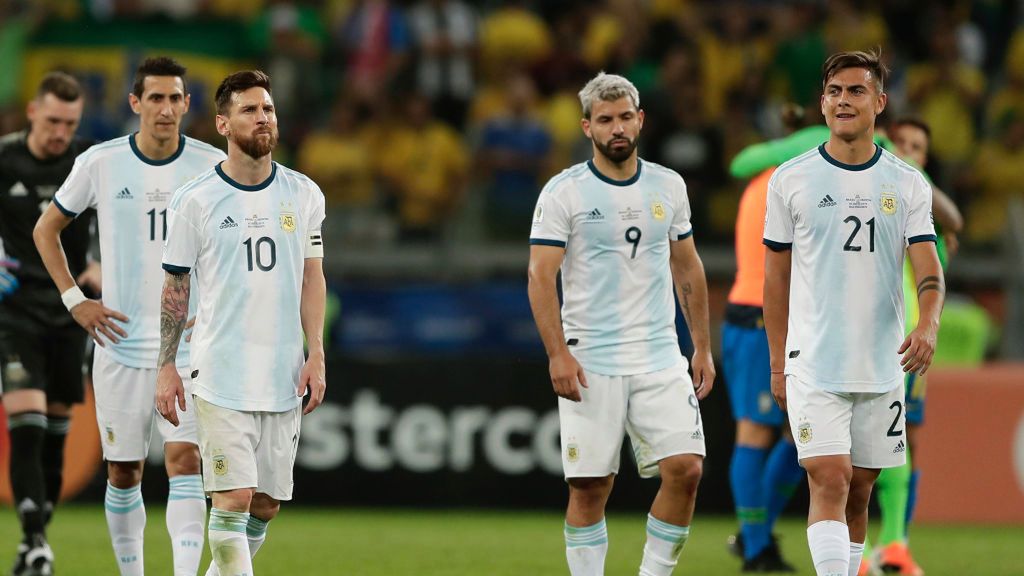 Zdjęcie okładkowe artykułu: Getty Images / Gustavo Ortiz / Jam Media / Na zdjęciu: (od lewej) Angel di Maria, Lionel Messi, Luis Suarez i Paulo Dybala