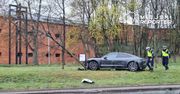 Groźny wypadek w Warszawie. Porsche wjechało w drzewo na Wisłostradzie