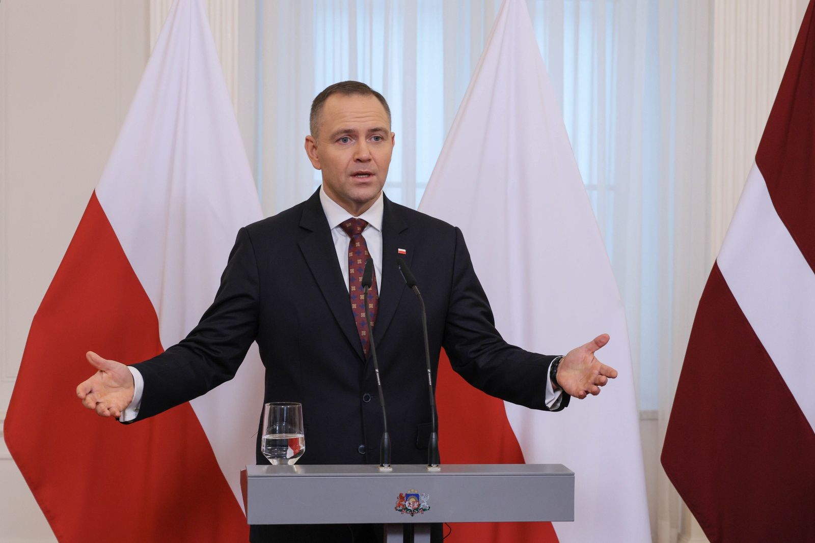 Prezydent odcięty od informacji? Nawrocki reaguje na słowa szefa MON