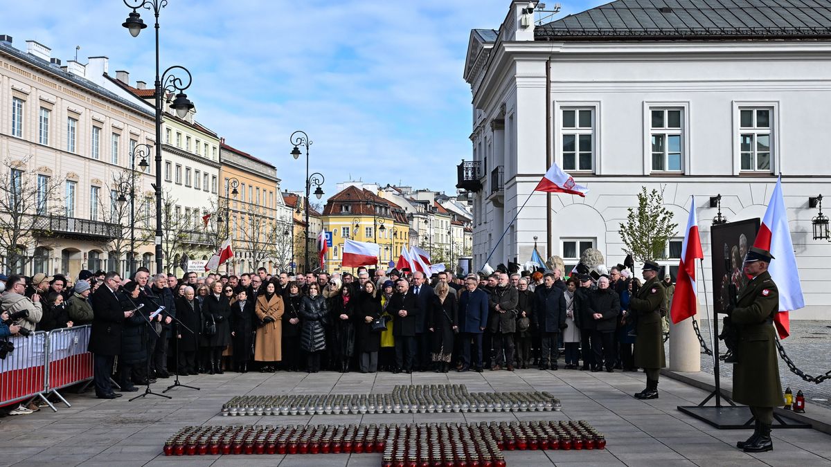 Warszawa, 10.04.2025. Obchody 15. rocznicy katastrofy smoleńskiej. Politycy PiS podczas Apelu Poległych przed Pałacem Prezydenckim w Warszawie, rano 10 bm. 10 kwietnia br. przypada 15. rocznica katastrofy samolotu pod Smoleńskiem, w której zginęło 96 osób, w tym prezydent Lech Kaczyński i jego małżonka Maria. (aldg) PAP/Radek Pietruszka