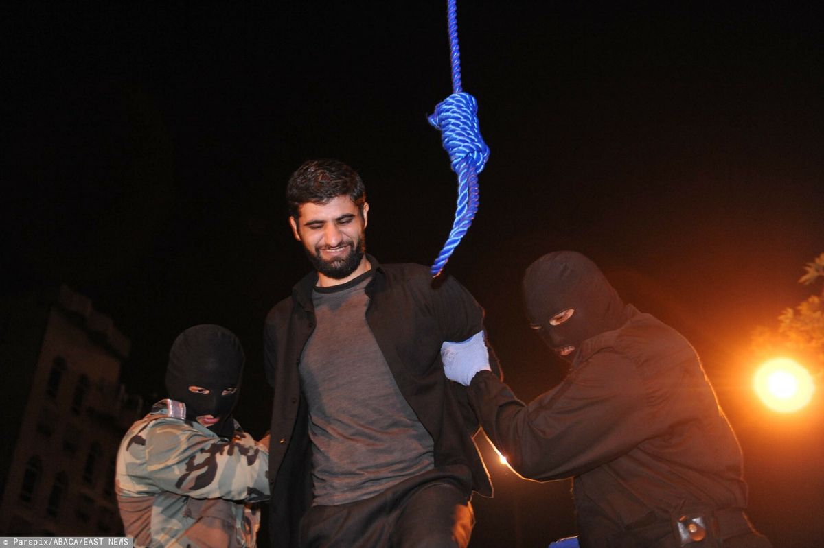 24-letni student Sajjad Karimi tuż przed egzekucją w centrum Teheranu, 2011 r.