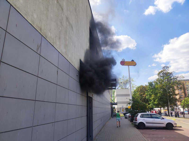 Ogniem zajęty był samochód na parkingu 