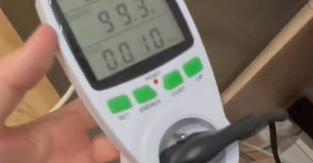 Zdziwieni? Podszedł z urządzeniem do telewizora. To pokazał odczyt