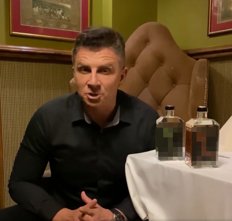 Mateusz Borek w reklamie wódki Wychowana w Luksusie 