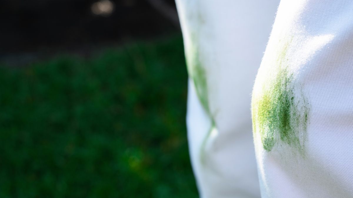 Zielone plamy z trawy mogą być trudne do usunięcia