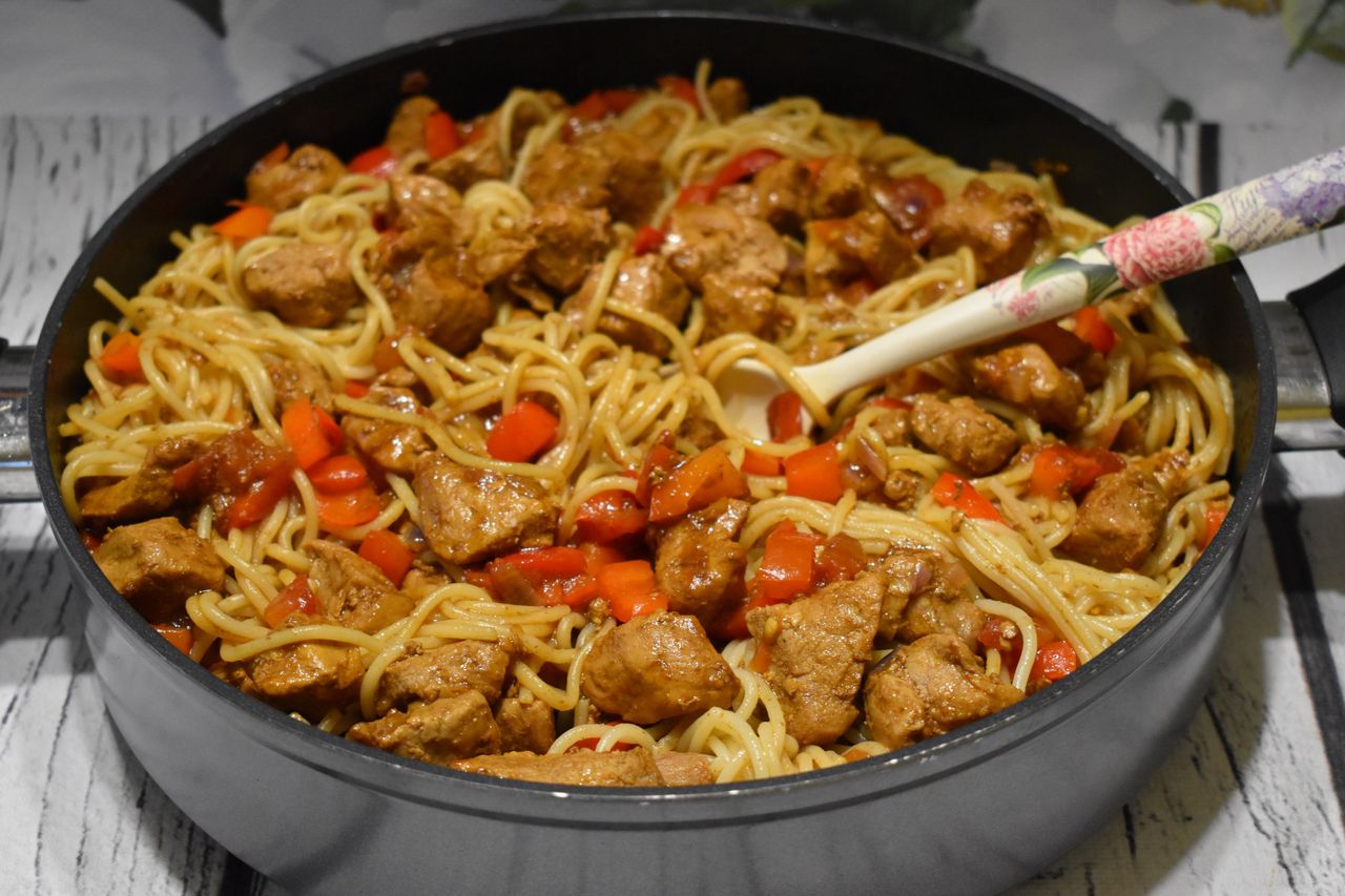 Makaron z warzywami i polędwiczką