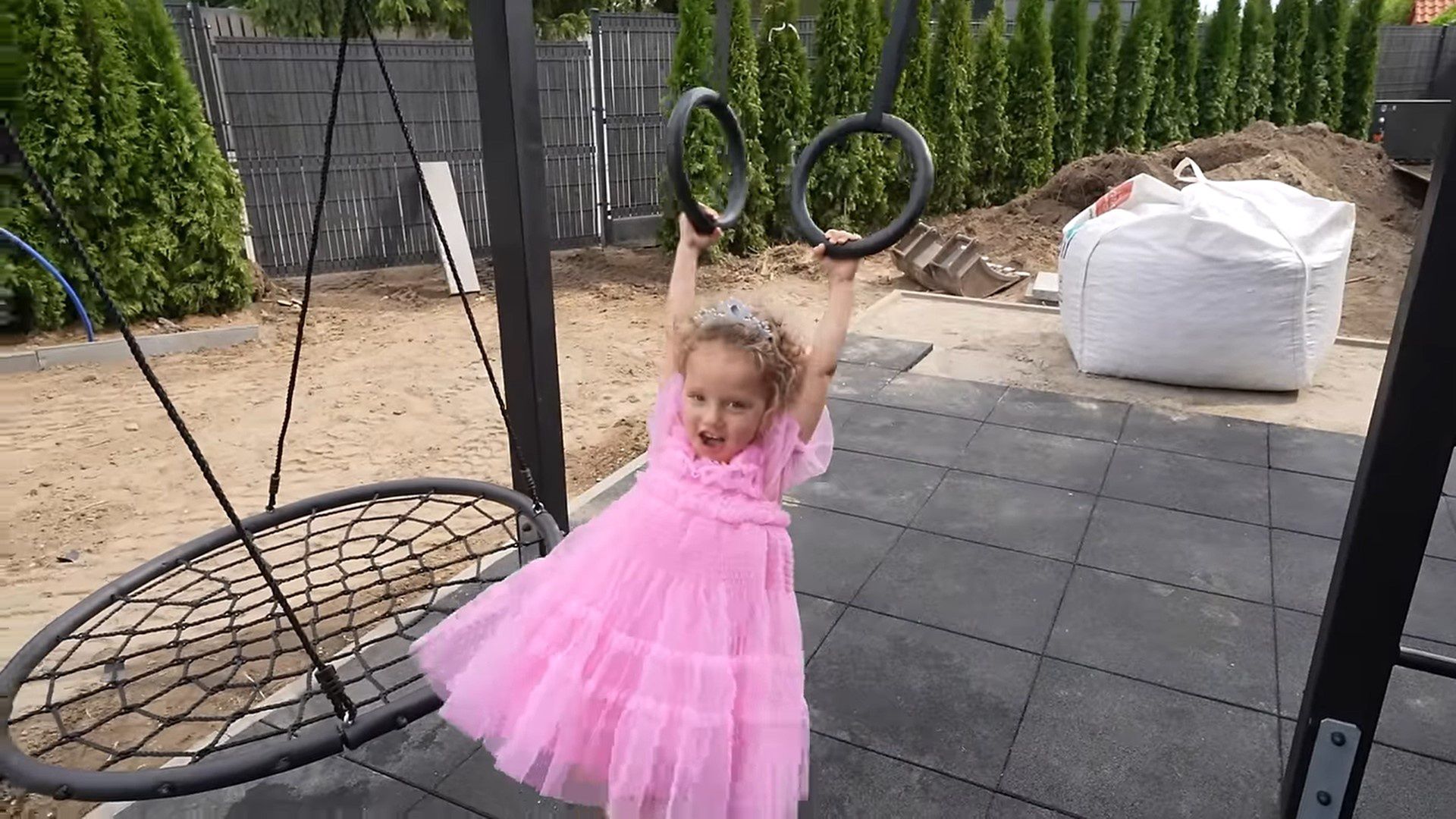 Andziaks oprowadziła widzów po placu zabaw