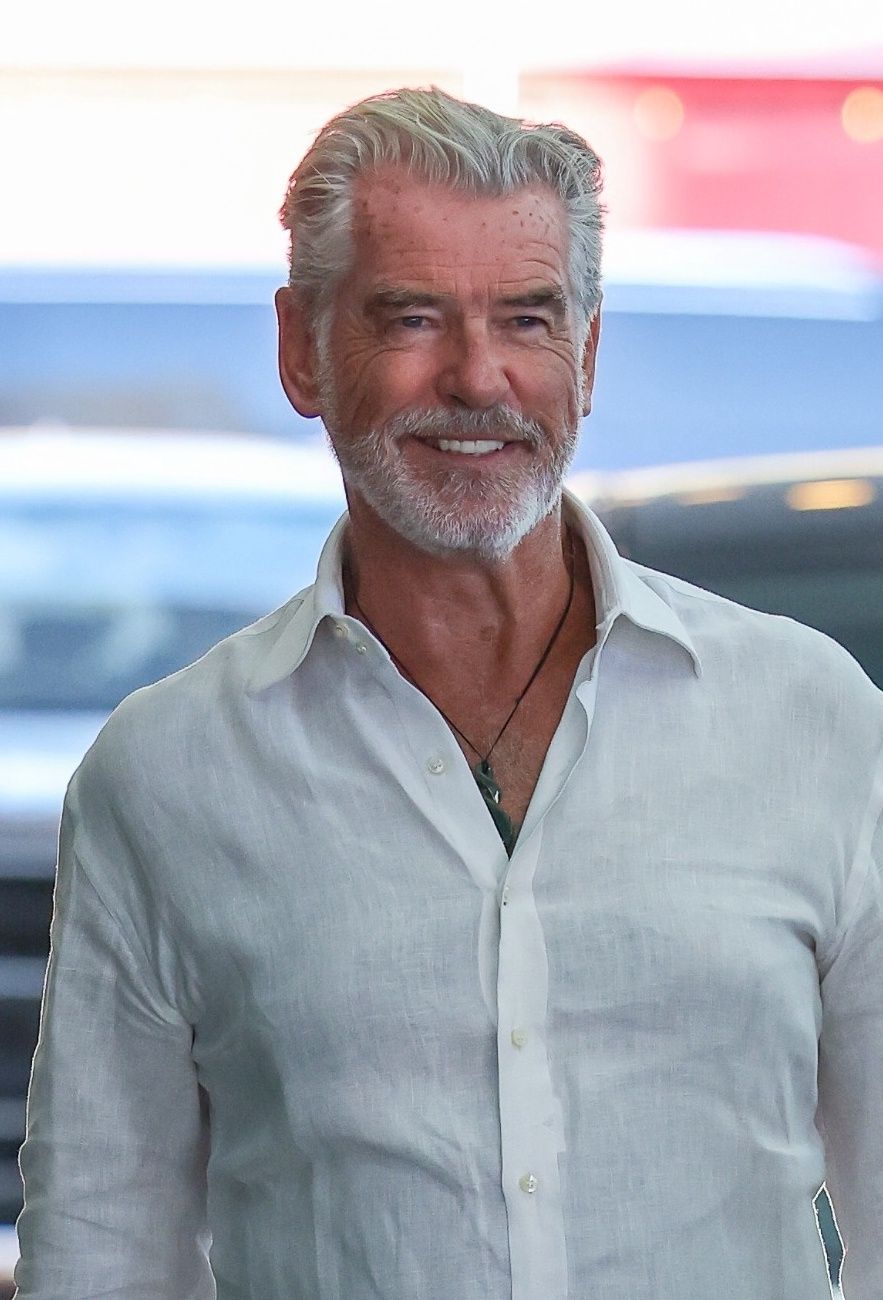 Pierce Brosnan z żoną opuszczają restaurację po obiedzie