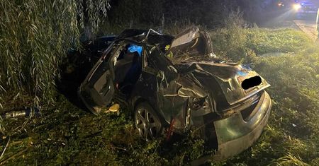 Stracił panowanie nad autem i dachował na prostej drodze. W samochodzie były trzy młode osoby