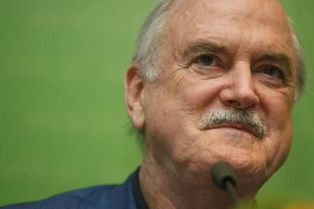 John Cleese poznaje ciocię z Pcimia