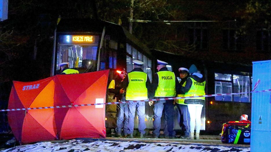 74-letnia kobieta znaleziona martwa na torowisku we Wroc?awiu
20.12.2022 WROCLAW
GAZETA WROCLAWSKA
WROCLAW, PETLA TRAMWAJOWA W LESNICY, MARTWA KOBIETA NA TORACH
JAROSLAW JAKUBCZAK/POLSKA PRESS
WYPADEK POTRACENIE TRAMWAJ PIESZY KOBIETA PETLA LESNICA KRZYSZTOF BALAWEJDER MPK
JAROSLAW JAKUBCZAK/POLSKA PRESS