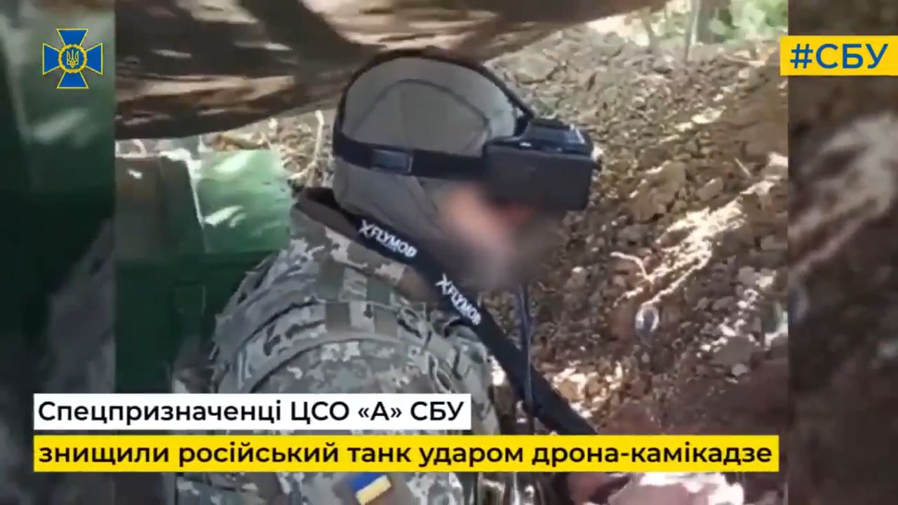Ukraiński operator jednostek specjalnych podczas ataku dronem FPV.