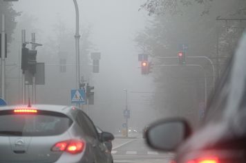 Gęsta mgła sparaliżuje drogi w regionie. Ostrzeżenie pierwszego stopnia dla Lublina i regionu