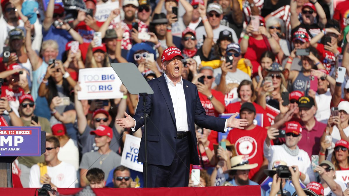 Former US President Donald Trump arrives at a campaign rally at the Butler Farm Show Inc. in Butler, Pennsylvania, USA, 13 July 2024. During the campaign rally Trump was rushed off stage by secret service after a shooting. Former US President Donald Trump stated on social media that a bullet pierced the upper part of his right ear and that a person attending the rally was killed, another was injured and that the alleged shooter was dead. EPA/DAVID MAXWELL Dostawca: PAP/EPA.