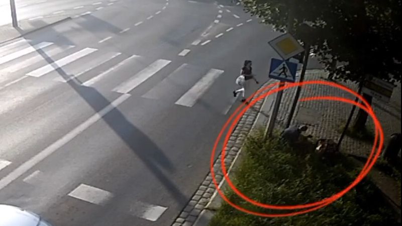 Mężczyzna leżał na trawniku. Policjanci podejrzewali, że może mieć udar