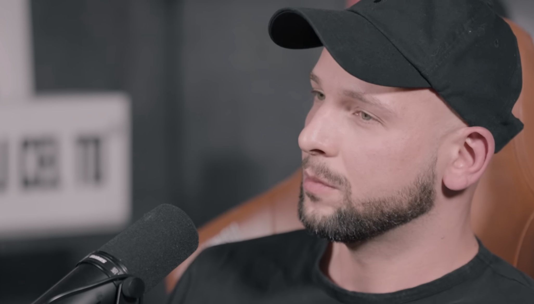 Maciej Pela podczas rozmowy