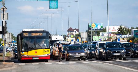 Czym najtaniej poruszać się po mieście? Własne auto, car sharing, Uber, a może taksówka