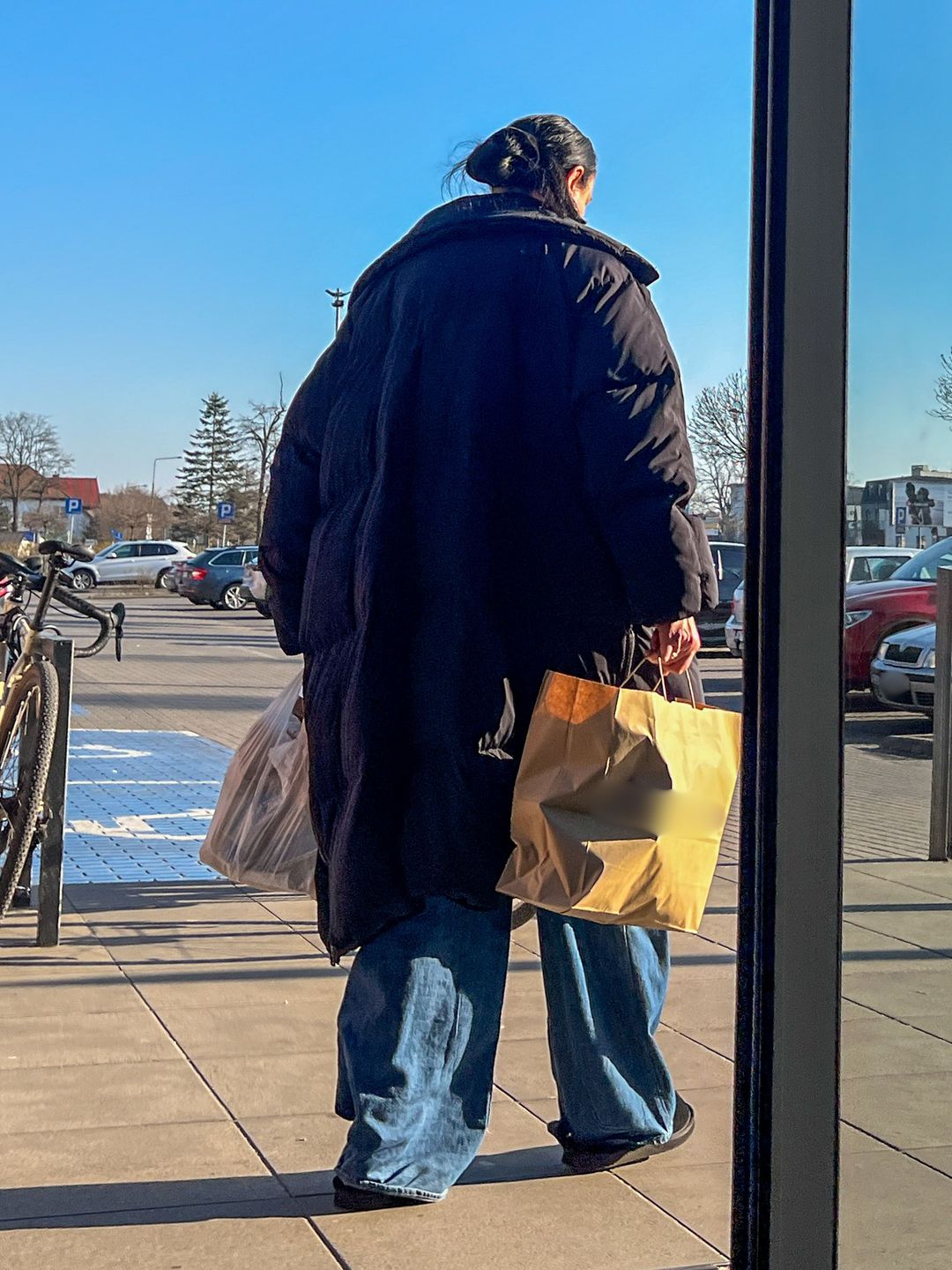 Kayah w zimowym płaszczu i letnich butach