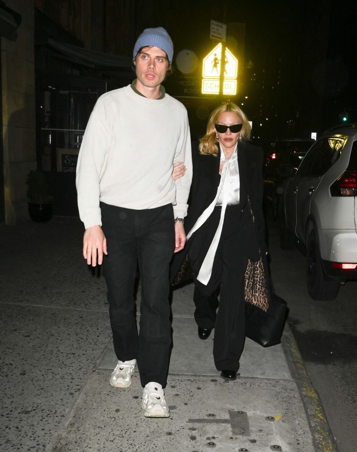 Madonna w obstawie ochroniarza (?) zmierza na randkę 