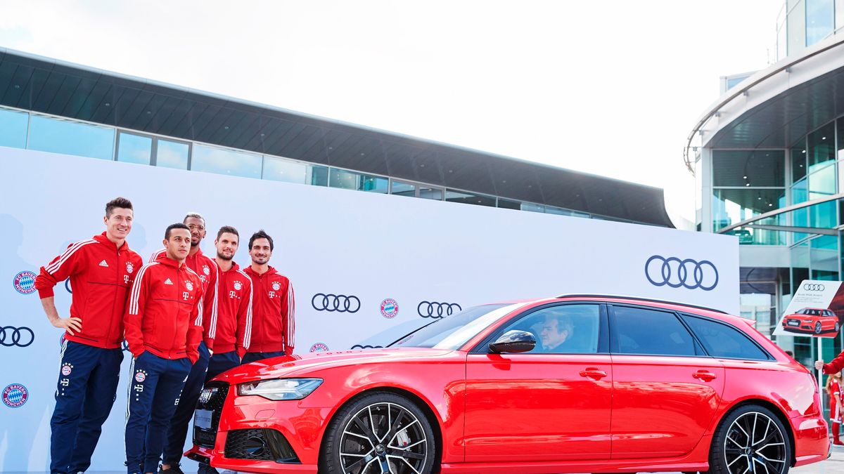 Światowej klasy piłkarze nie zawsze kupują sobie samochody. Robert Lewandowski jeździł modelami Audi w ramach kontraktu.