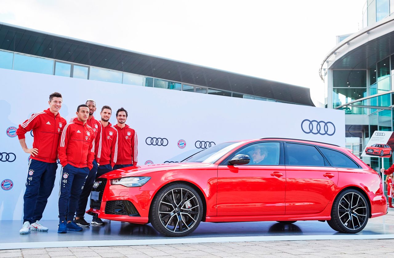 Światowej klasy piłkarze nie zawsze kupują sobie samochody. Robert Lewandowski jeździł modelami Audi w ramach kontraktu.