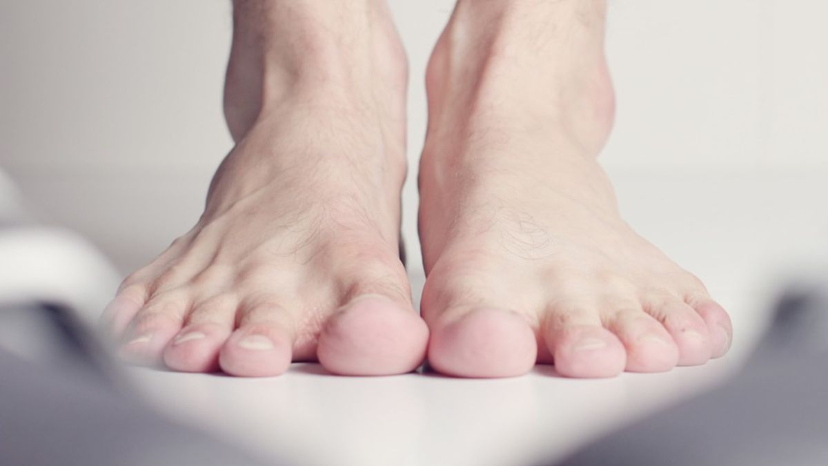 Grzybica międzypalcowa to infekcja skóry stóp powodowana głównie przez Trichophyton mentagrophytes lub Epidermophyton floccosum.