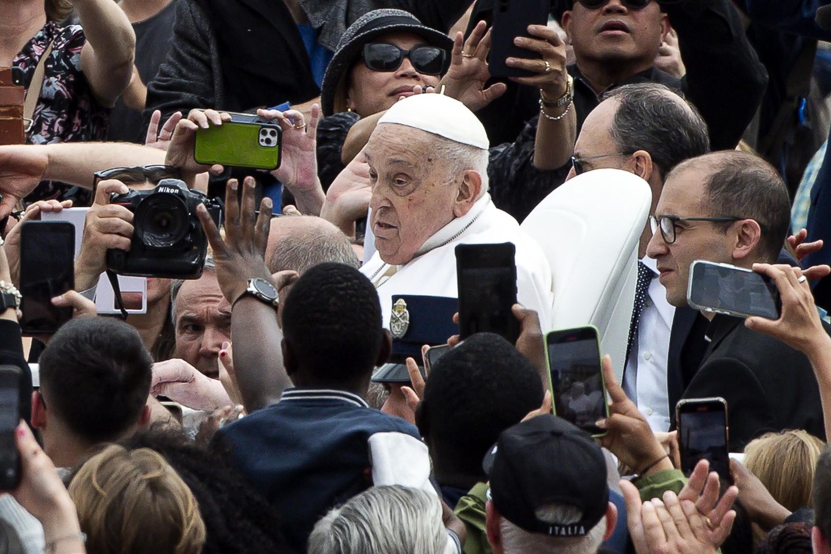 Holy Mass Easter Sunday and Urbi et Orbi Blessing in Vatican
epaselect epa12042360 Pope Francis greets the faithful after the Urbi et Orbi blessing following the Easter Mass in Saint Peter's Square, in Vatican City, 20 April 2025.  EPA/ANGELO CARCONI 
Dostawca: PAP/EPA.
ANGELO CARCONI
epaselect