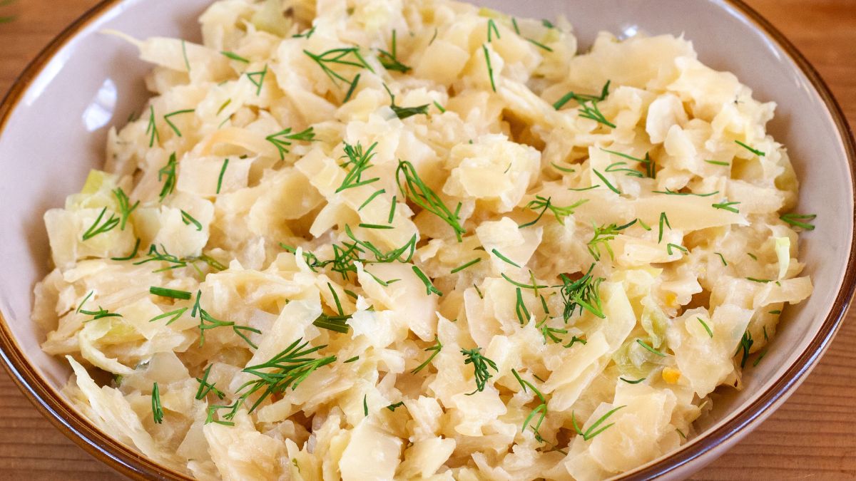 Kapusta duszona na słodko posypana koperkiem