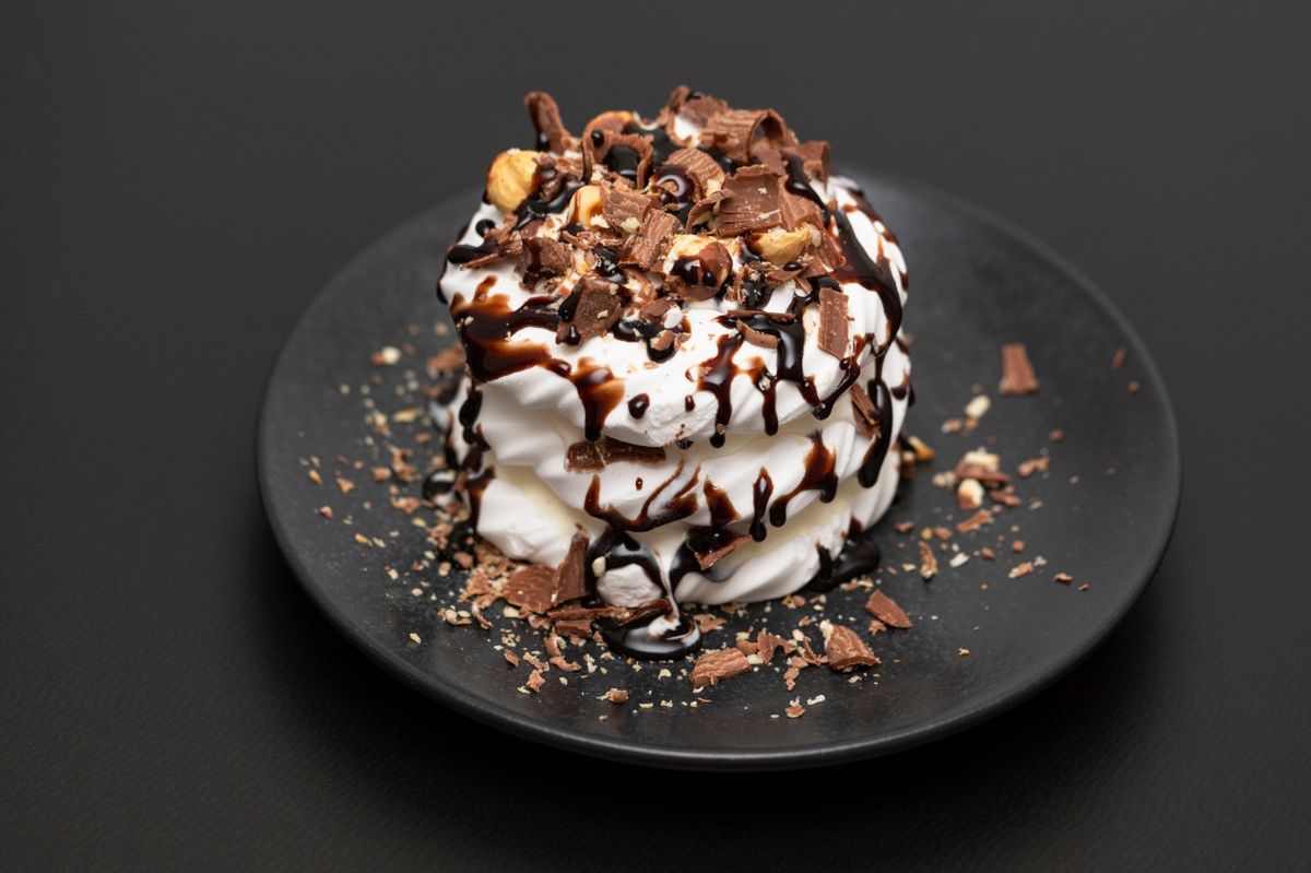Festive meringue delight: Gingerbread twist on a classic treat
