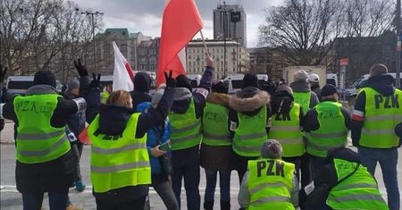 Polskie Żółte Kamizelki. To oni zaatakowali punkt szczepień