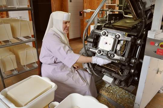 Zakonnica z łodzi przy maszynie do wypieku