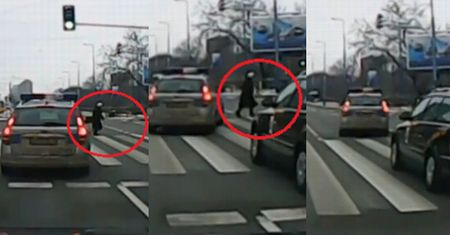 Policjantki próbowały PRZEJECHAĆ STARUSZKĘ NA PASACH! (WIDEO)