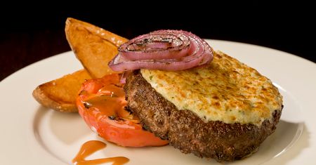Burgery z mięsa mielonego z wołowiny (75% mięsa, 25% tłuszczu) opiekane na patelni