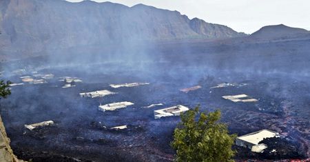 Erupacja wulkanu na Wyspach Zielonego Przylądka. Lawa pustoszy Fogo